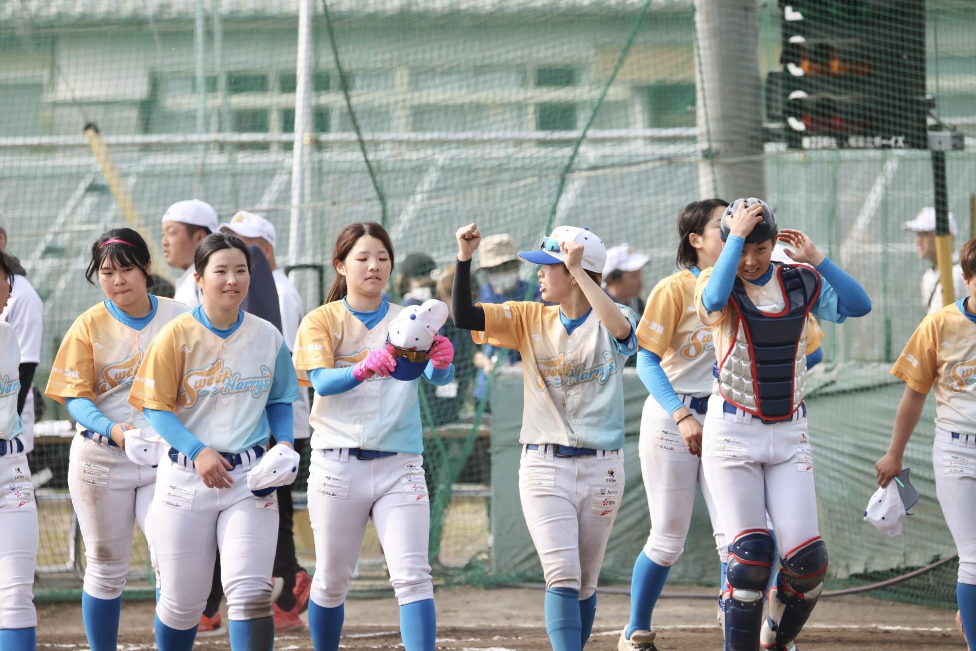 グラウンドを歩く岐阜水都ハリーズの選手