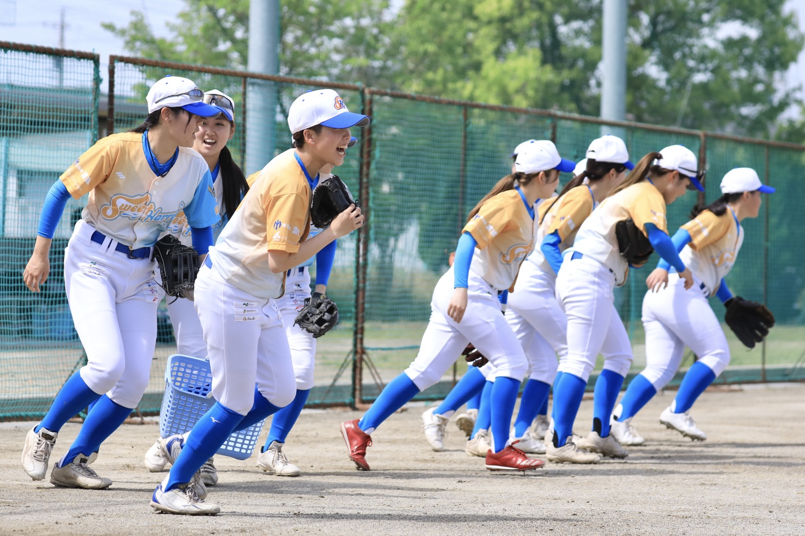 走り出す岐阜水都ハリーズの選手たち