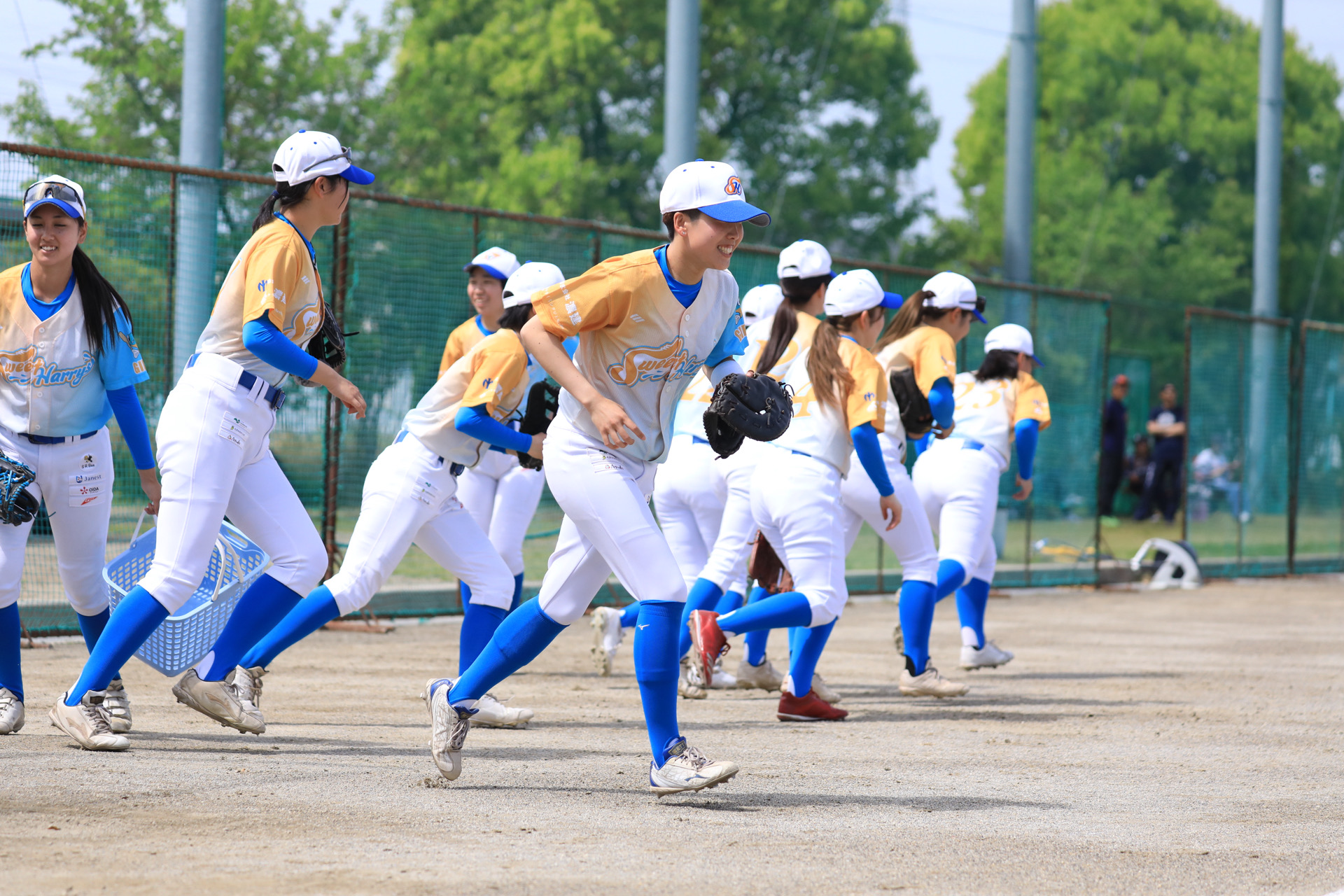 練習へ向かう岐阜水都ハリーズの選手たち