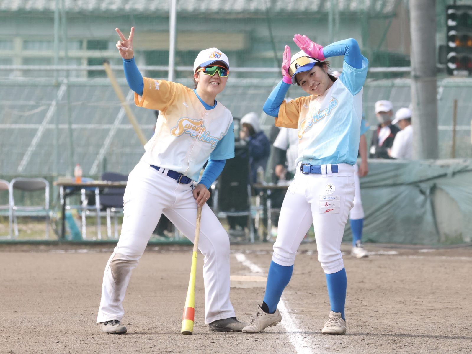 ユニフォーム姿でポーズをとる岐阜水都ハリーズの選手