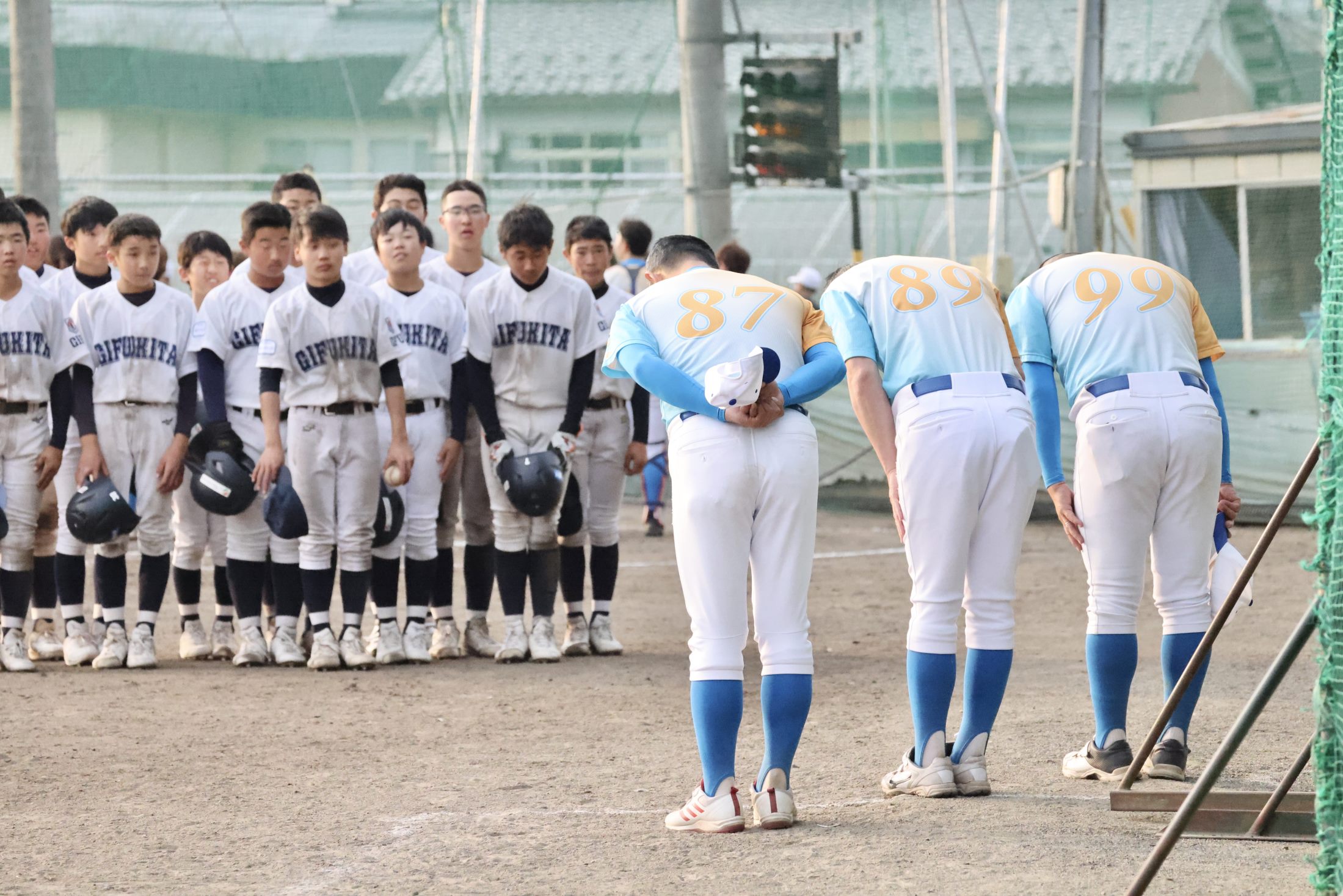 試合前に整列する岐阜水都ハリーズの選手たち