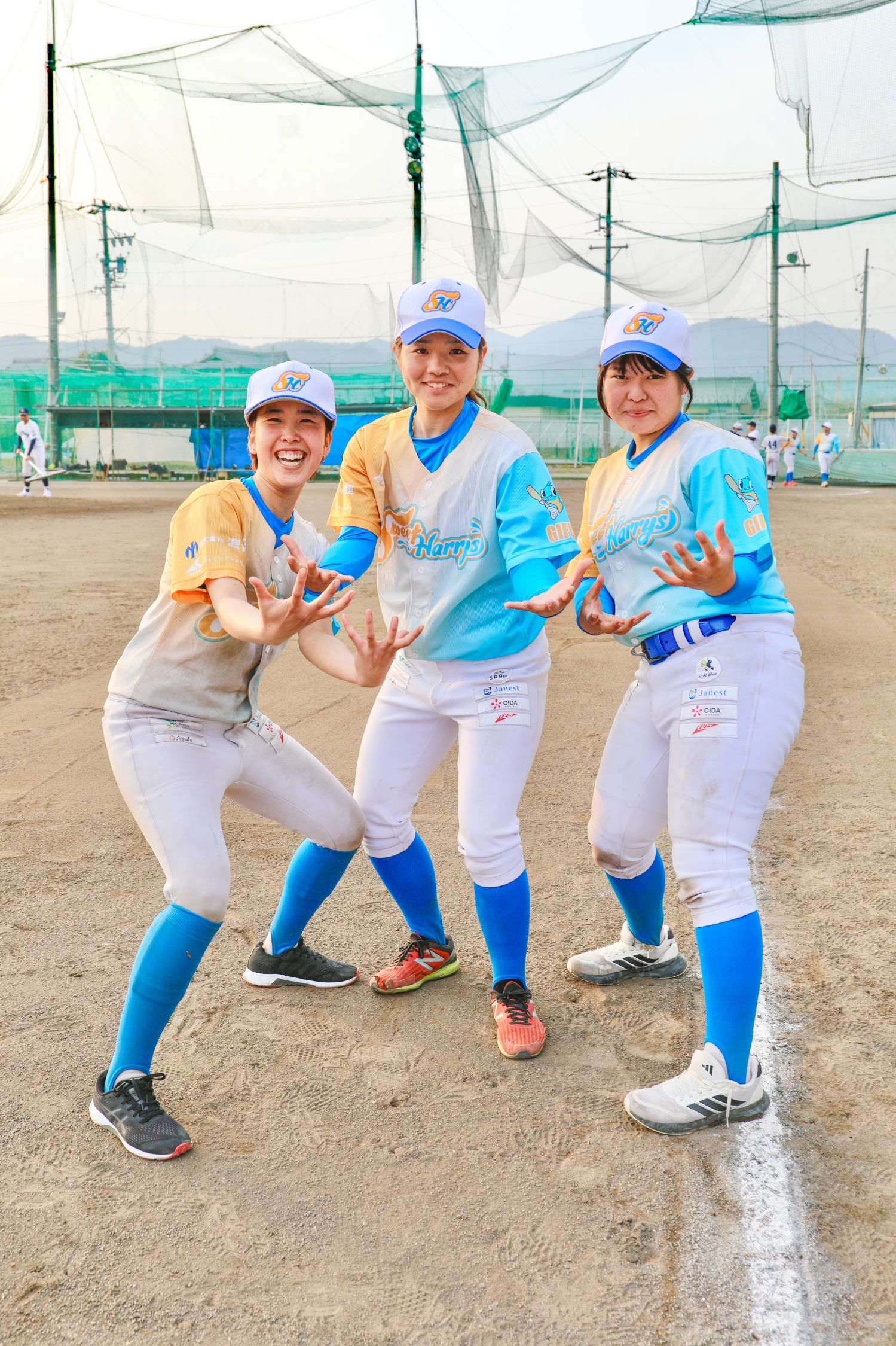 グラウンドで笑顔を見せる岐阜水都ハリーズの選手
